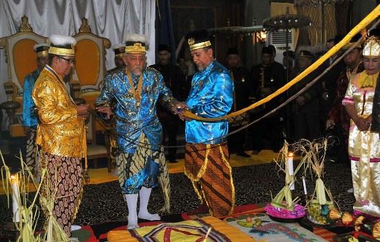 PELAKSANAAN BEPELAS MALAM PERTAMA DI KERATON KUTAI