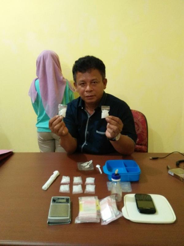 Astaga !!! Perempuan Berjilbab Tertangkap Jualan Sabu