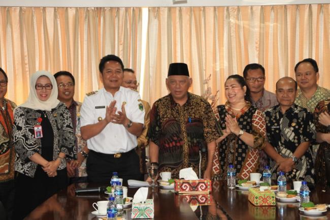BUPATI DAN DPRD MAHULU AUDIENSI KE GUBERNUR KALTIM