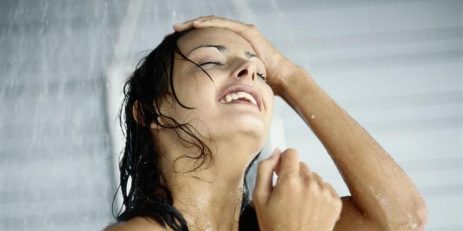 Manfaat dan Bahaya Mandi Malam Hari