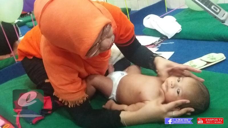 RATUSAN BAYI MENIKMATI PIJATAN GRATIS DI RS PUPUK KALTIM