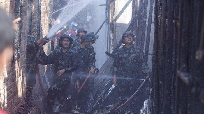 Sigap! Yonif 611/Awang Long Bantu Padamkan Si Jago Merah