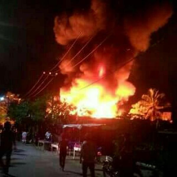 KEBAKARAN HEBAT, SEBANYAK 16 RUMAH WARGA BEREBAS PANTAI HANGUS TERMAKAN API