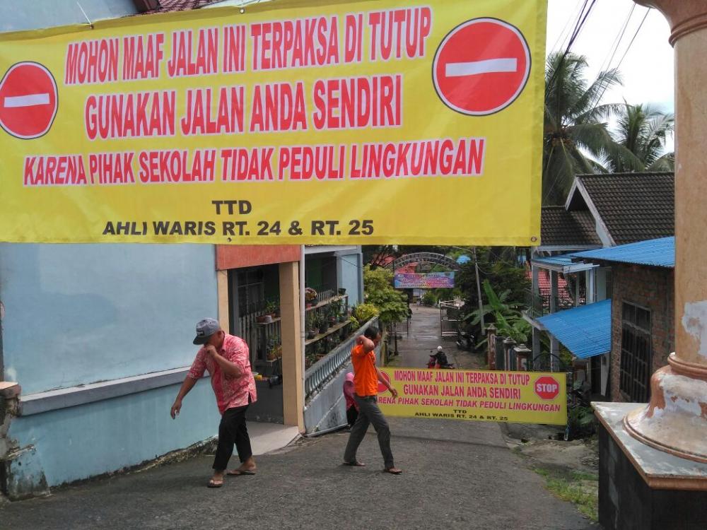 Protes Penerimaan, Orang Tua Siswa Tutup Akses Jalan Masuk SMP 3