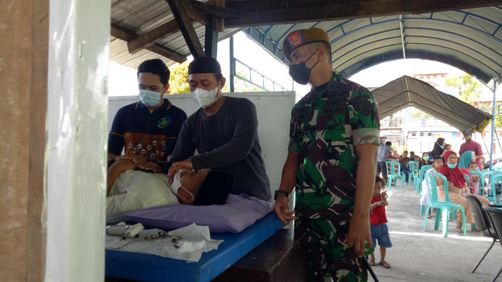 Den Arhanud Rudal 002 Bontang Gelar Sunatan Massal dan Pengobatan Gratis