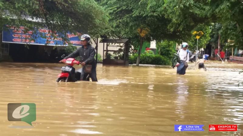 NEKAT TEROBOS BANJIR, BANYAK KENDARAAN RODA DUA MOGOK 