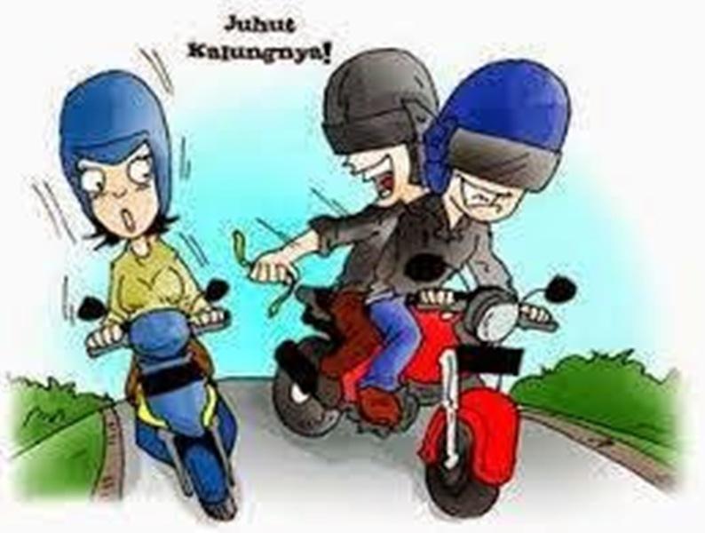 DICOPET SAAT BERKENDARA, IBU DAN ANAK TERJATUH DARI MOTOR