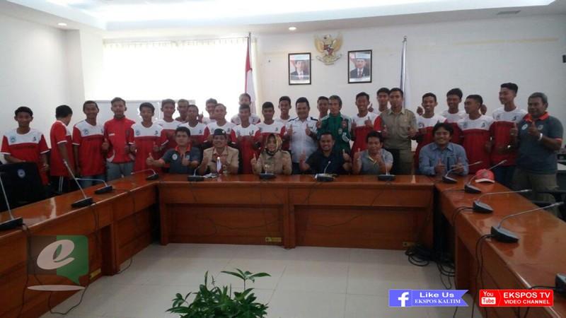 Walikota Neni Pesan ke Tim Sepakbola Suratin U-17 Untuk Tidak Merokok dan Narkoba