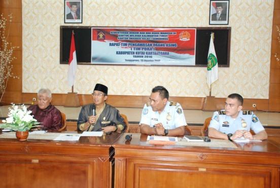PLT SEKDA KUKAR GELAR RAPAT PEMANTAUAN ORANG ASING