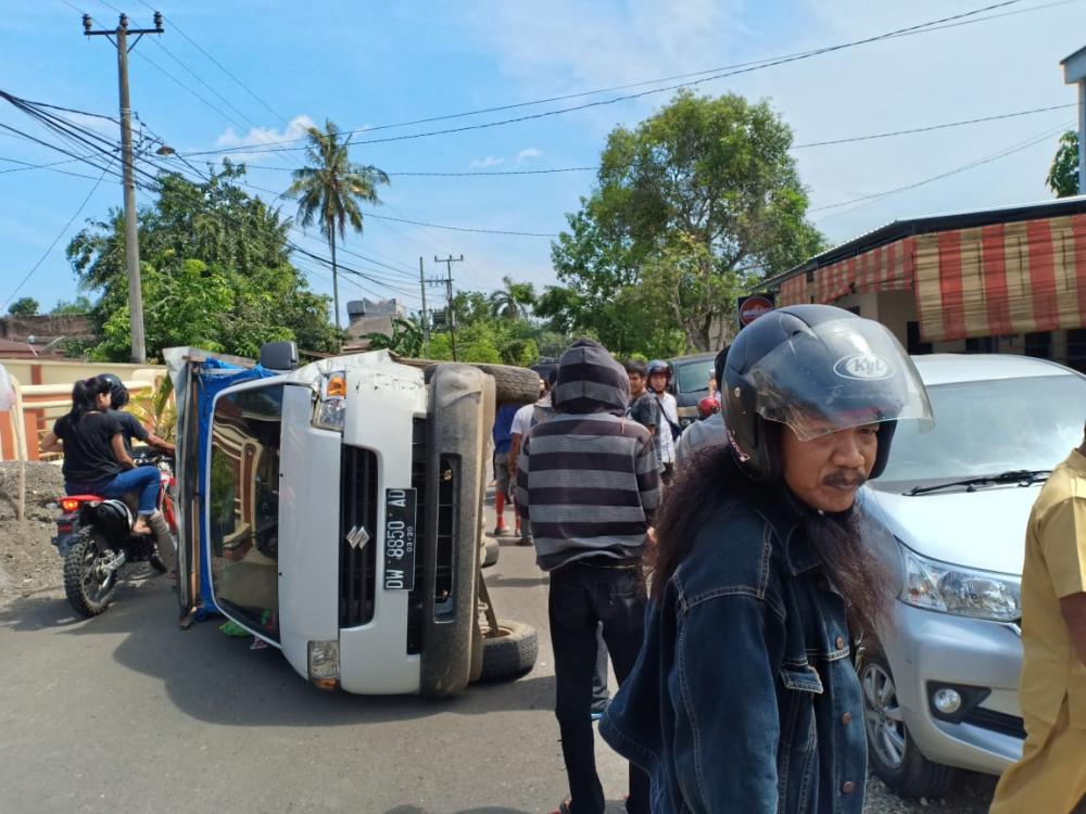 Lepas Kendali, Mobil Pick Up di Bone Seruduk Avanza dan Terbalik