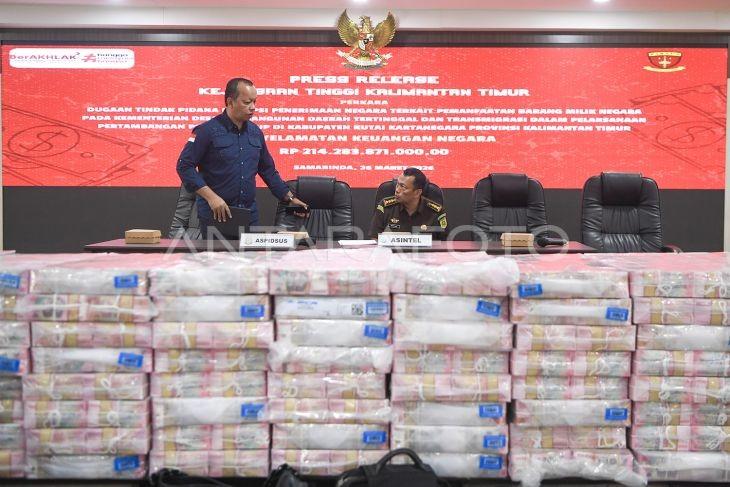 Gunungan Uang Sitaan Korupsi Lahan Transmigrasi Dipamerkan Kejati Kaltim