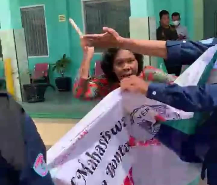 Heboh! Video Diduga Dekan Marahi Mahasiswa Sambil Pegang Kayu