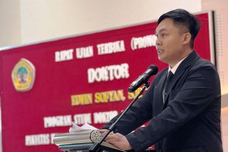 Inspirasi dari Edwin, Putra Dayak Berau yang Menembus Gelar Doktor