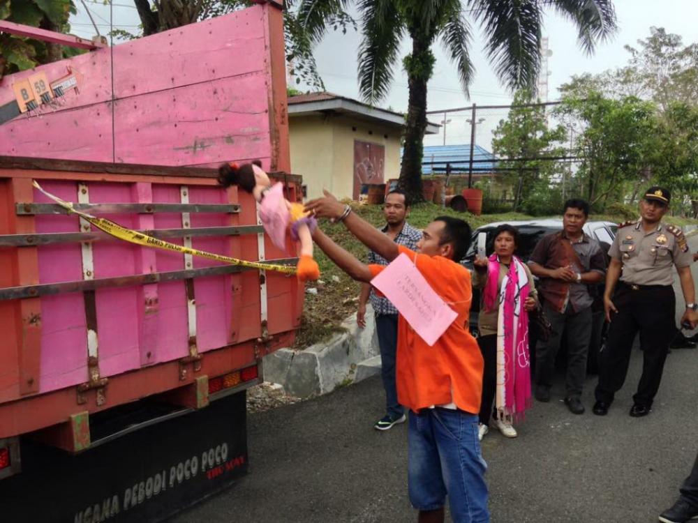 BREAKING NEWS!!! Hujan Mengguyur, Rekonstruksi Dihentikan di Adegan Melempar Tubuh Korban