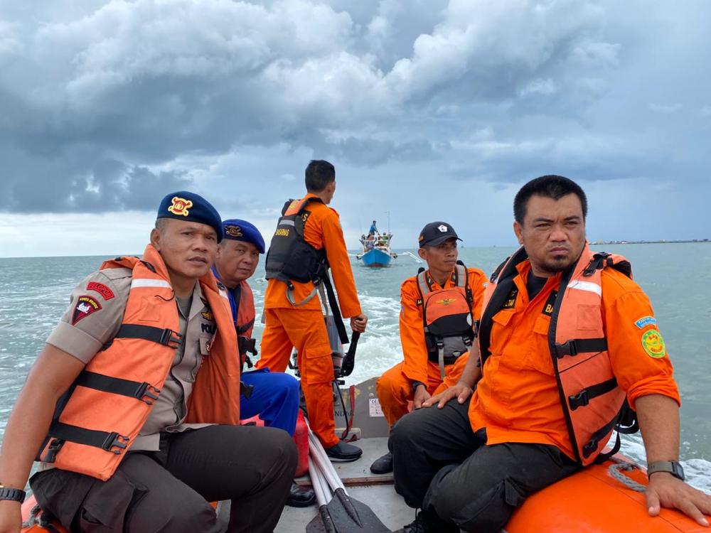 Tim SAR Gabungan Bone Evakuasi Kapal Nelayan yang Mati Mesin di Perairan Bajoe