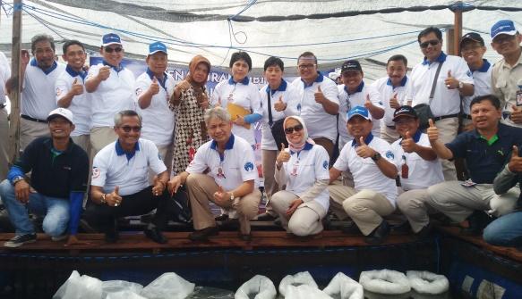 Pupuk Kaltim Turunkan Terumbu Buatan dan Tebar 4 Ribu Bibit Ikan Kerapu Cantik