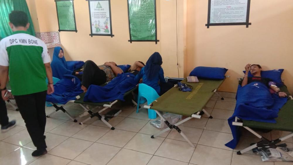 Akbid Bina Sehat Nusantara Bone Bantu Penuhi Stok Darah di RSUD Tenriawaru