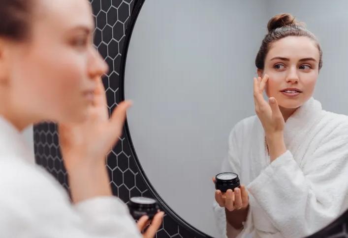 8 Langkah Skincare Malam untuk Perbaikan Kulit Maksimal Saat Tidur