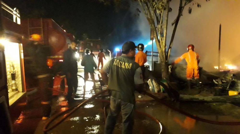 Petugas Damkar Ditodong Badik, Lari Setelah Digiring ke Api