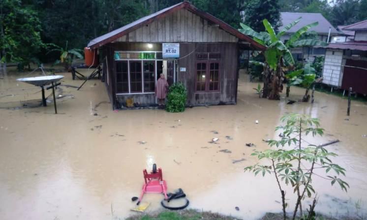 Banjir Makin Parah di Sepaku, Warga Terjebak Jembatan Perusahaan
