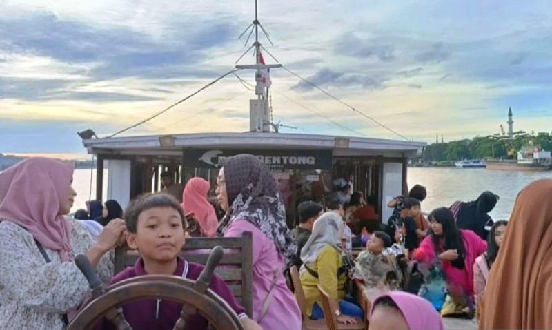 Ngabuburit Seru! Wisata Susur Mahakam dengan 