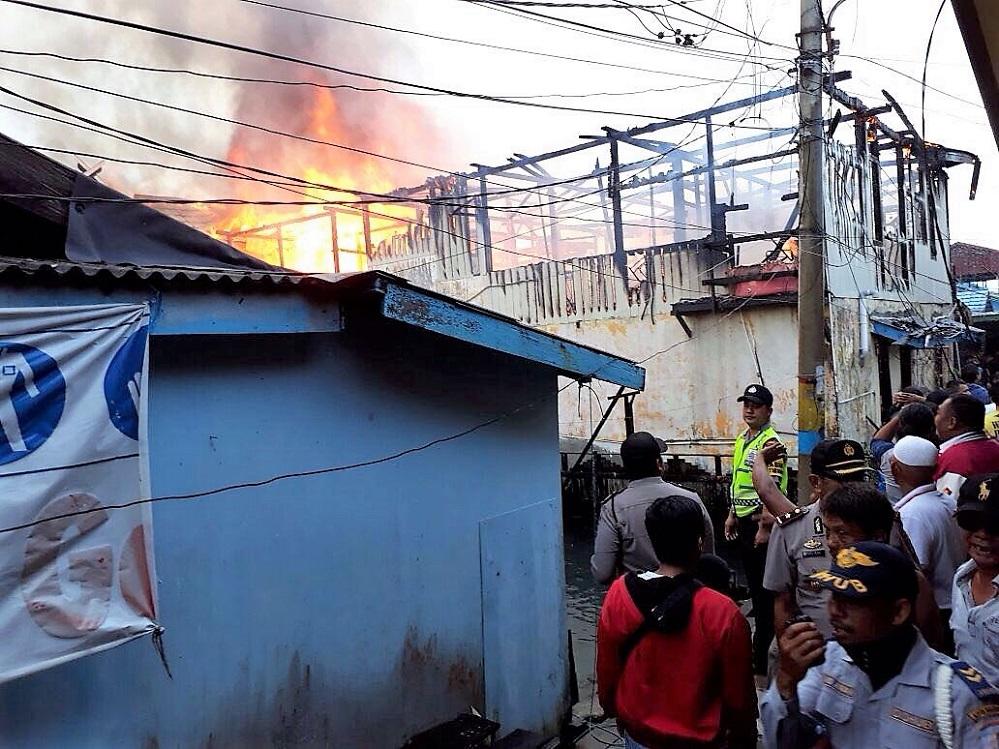 Api Lahap Tiga Rumah di Kampung Atas Air 