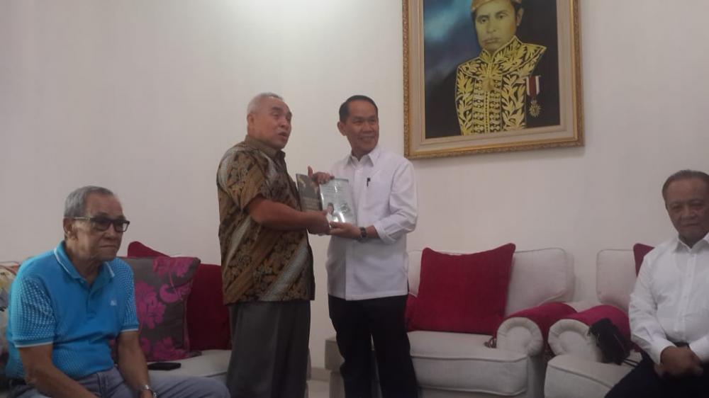 Rusmadi Sambangi Isran, Beri Dua Buku Kaltim Berkelanjutan