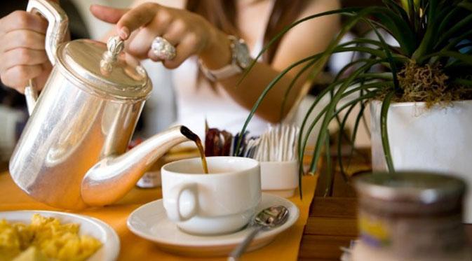 JANGAN MINUM TEH, SETELAH MENGKONSUMSI MAKANAN INI