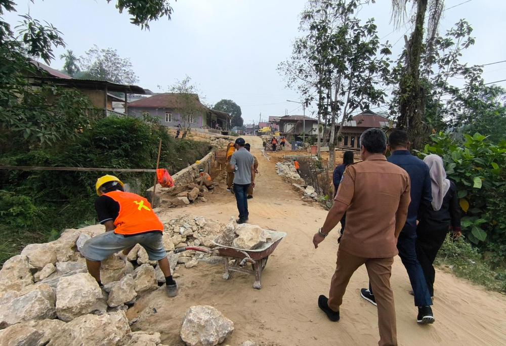 DPRD Soroti Jalan Kampung Gotong Royong Belum 50 Persen, Kontraktor Diminta Kebut