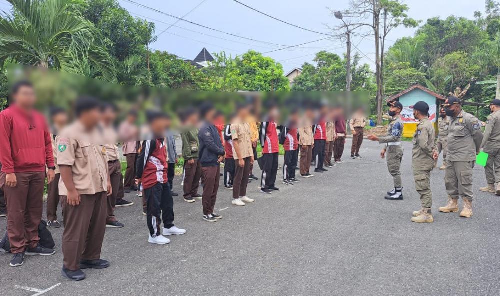 Dikhawatirkan Tawuran, Satpol PP Bontang Beri Pembinaan Pada Puluhan Siswa di Pujasera BSD