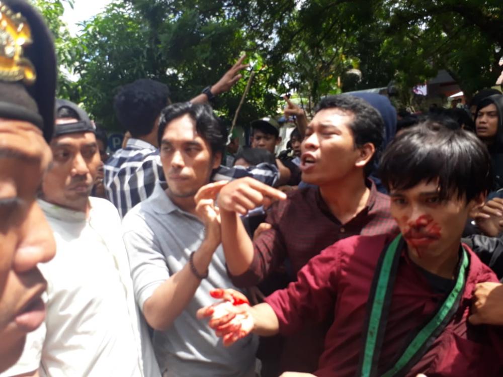 Demo PDAM Bone, Korlap Aksi HMI Digebuk Hingga Berdarah  