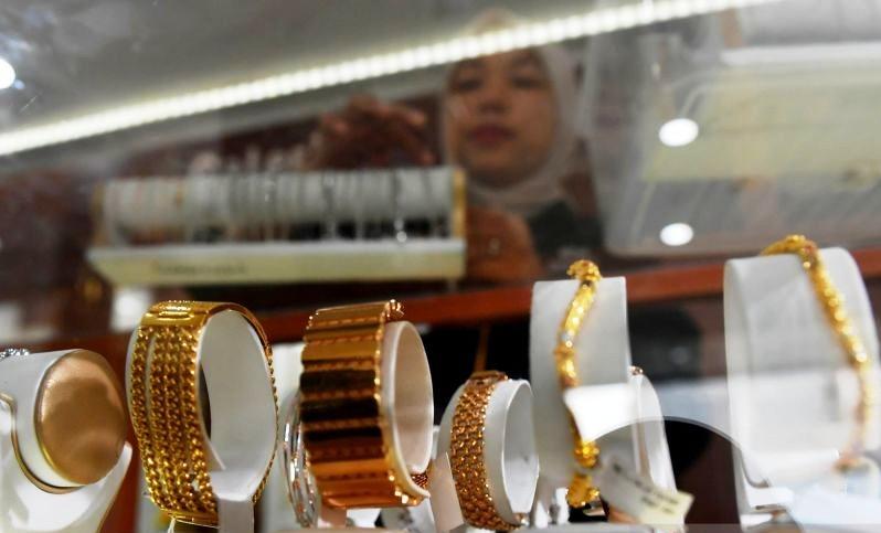 Harga Emas Hari Ini Jumat Anjlok!