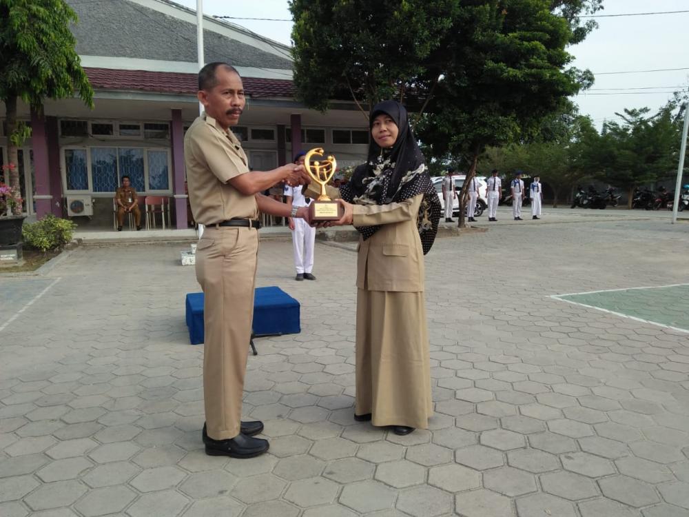 Dinsos Serahkan Piala dan Piagam Sekolah Ramah Anak ke SMKN 2 Bontang