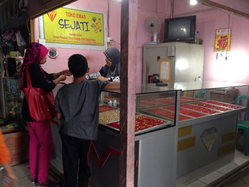 JELANG LEBARAN, TRANSAKSI JUAL BELI EMAS MENINGKAT DRASTIS