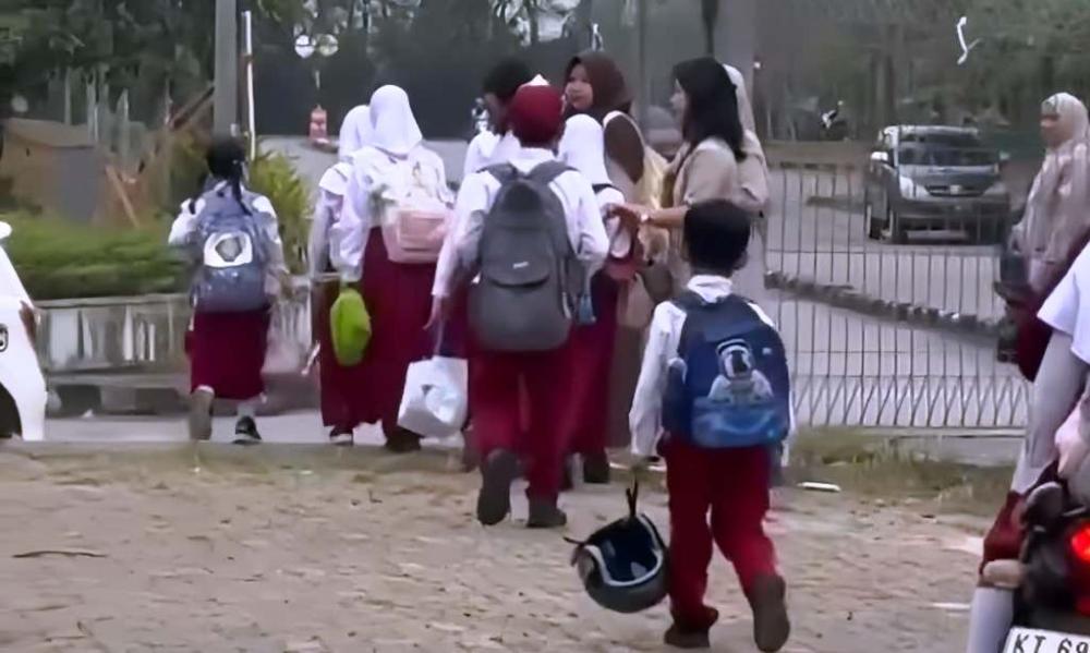Bawa Tas, Jalan 350 Meter dari Gerbang: Aturan Baru SD Vidatra Diprotes Wali Murid