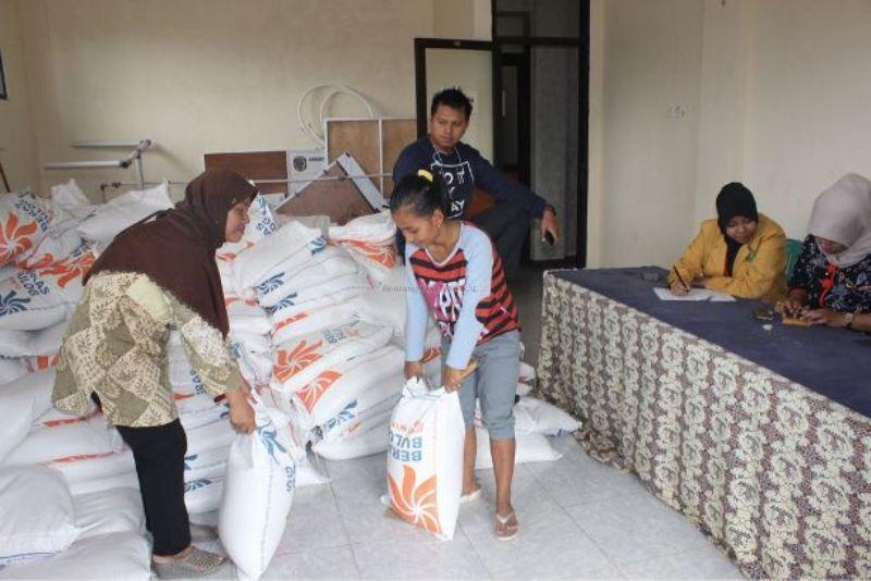 398 Warga Gunung Telihan Bontang Terima Rastra Secara Gratis