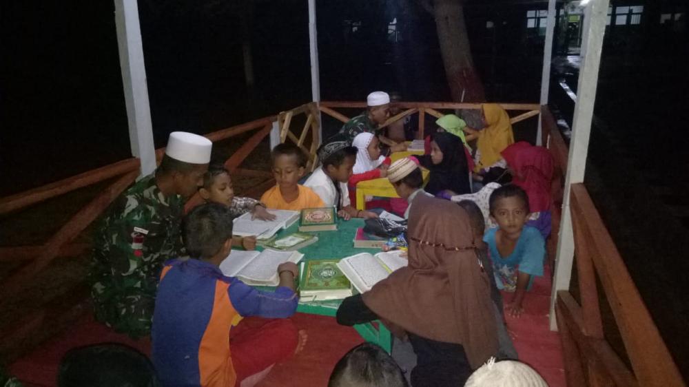 Satgas Yonif Raider 613/Raja Alam Ajari Anak-anak Tapal Batas Mengaji 