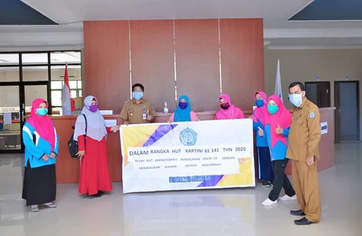 Peringati Hari Kartini, PKK Bontang Selatan Bagi Masker Gratis