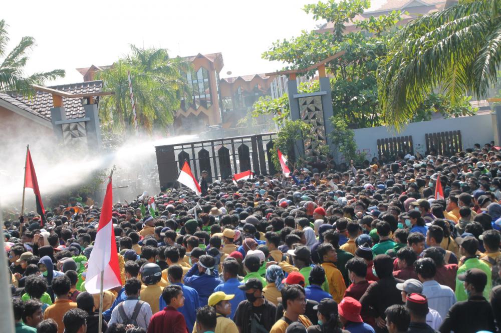 Demo Aliansi Kaltim Bersatu 2 Berakhir Ricuh, Massa Bentrok dengan Polisi