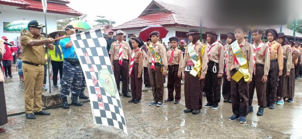 Meski Diguyur Hujan, Pelajar Antusias Ikut Gerak Jalan Pramuka di Sangatta