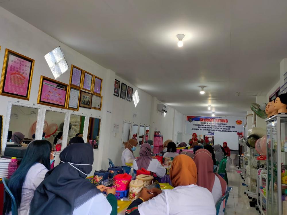 Monitoring Disnaker Bontang di Hari Pertama Pelatihan Modifikasi Rias Pengantin Muslim