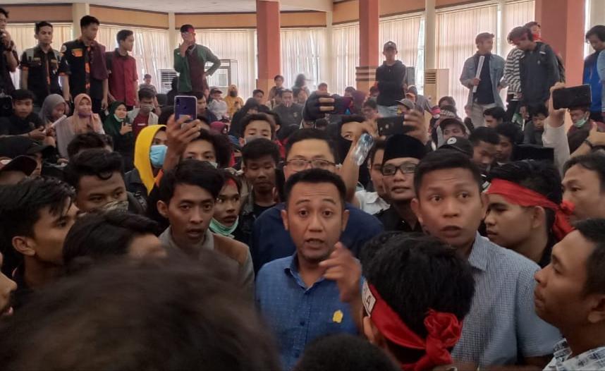 AWT Sayangkan Aksi Anarkis Mahasiswa di DPRD Bone