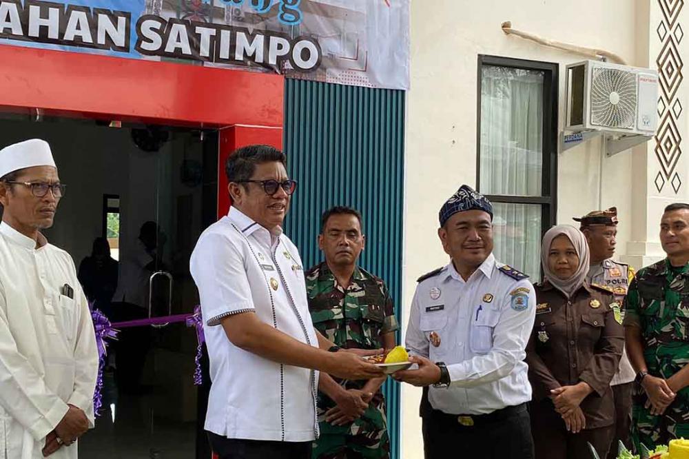 Basri Rase Resmikan Gedung Baru Kelurahan Satimpo