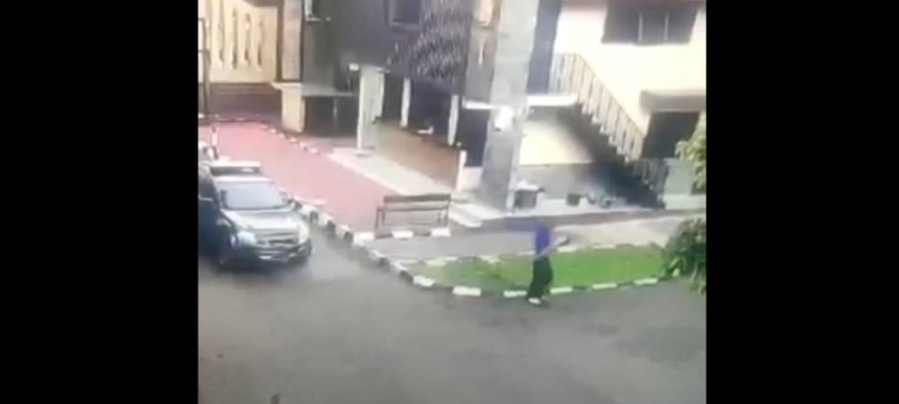 Perempuan Bersenjata Serang Mabes Polri