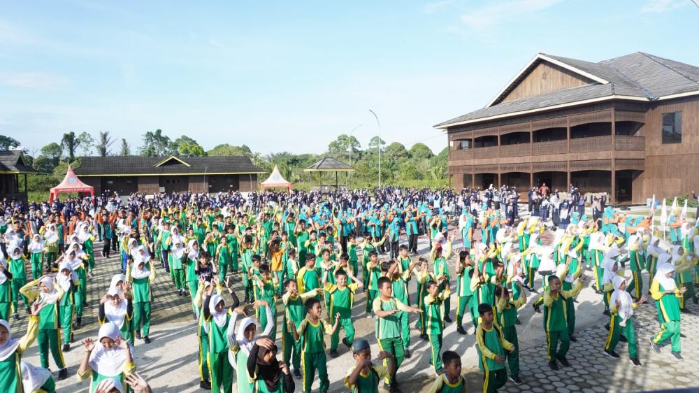 Momentum Hardiknas 2026, Guru se-Bontang Ramaikan Senam Bersama di Rumah Adat Guntung