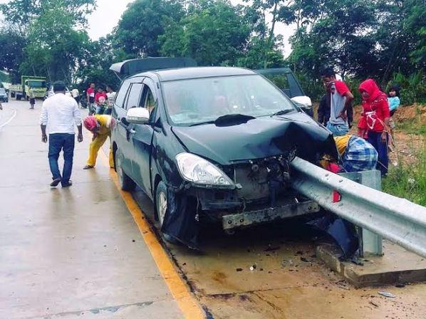 Hantam Pembatas Jalan, Pasutri Tewas di Gunung Menangis
