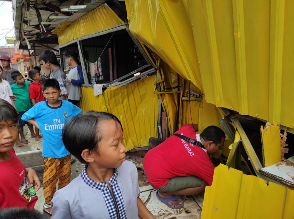 Lepas Kontrol, Mobil Avanza Seruduk Kedai Minuman, Dua Luka-luka