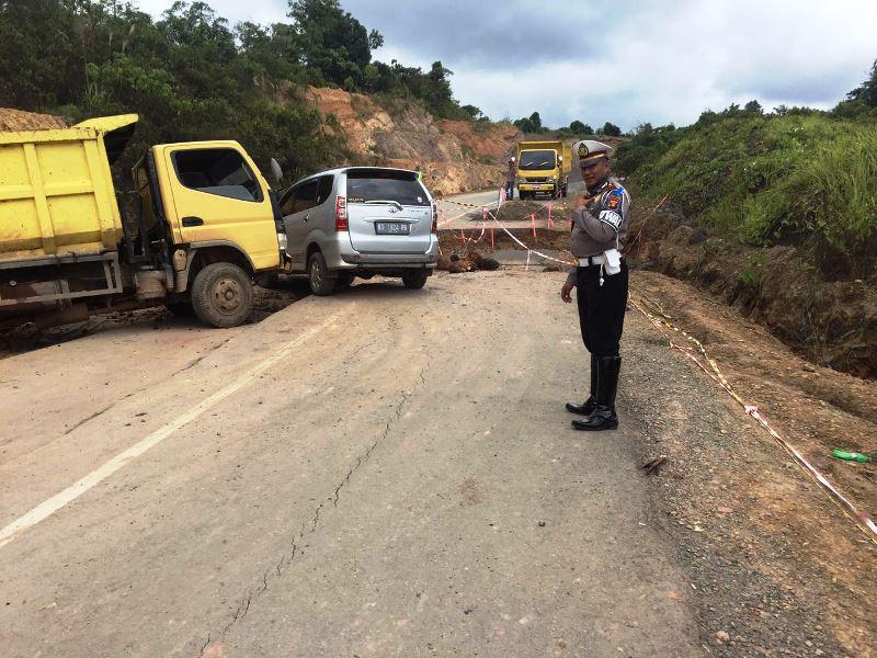 Truk Bermuatan Sawit Kandas, Jalan Sangatta-Rantau Pulung Amblas (Lagi)