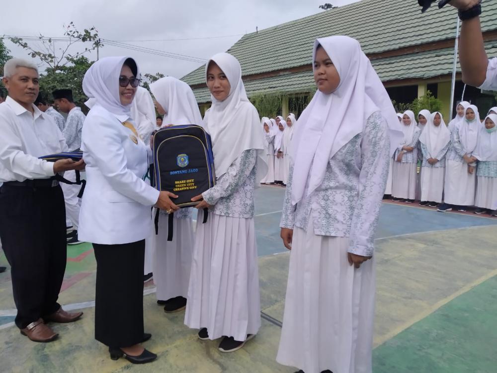 Wali Kota Neni Salurkan 415 Tas Gratis ke Siswa MAN Bontang