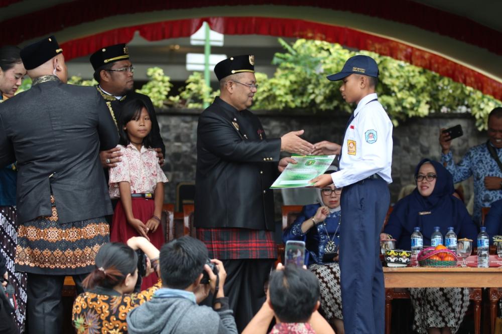 Sejumlah Guru dan Siswa Berprestasi di Kutim Terima Penghargaan Bupati